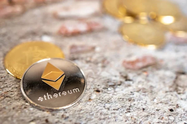 Bir altın ve gümüş sikkeyi bitcoin sembolü ve ethereum sembolüyle kapat. Kripto para, para para para para dijital, BTC, ETH.