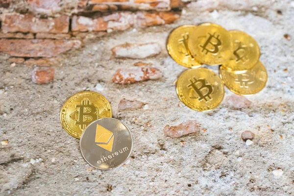Bir altın ve gümüş sikkeyi bitcoin sembolü ve ethereum sembolüyle kapat. Kripto para, para para para para dijital, BTC, ETH.