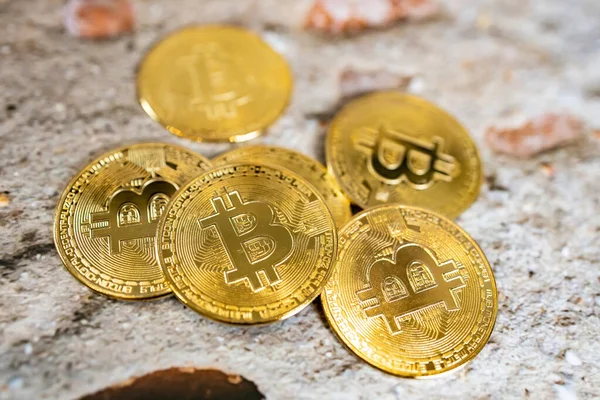 Altın bir sikkeyi bitcoin sembolüyle kapat. Kripto para, Para para para dijital, BTC.
