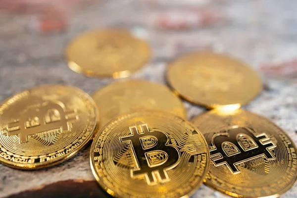 Altın bir sikkeyi bitcoin sembolüyle kapat. Kripto para, Para para para dijital, BTC.