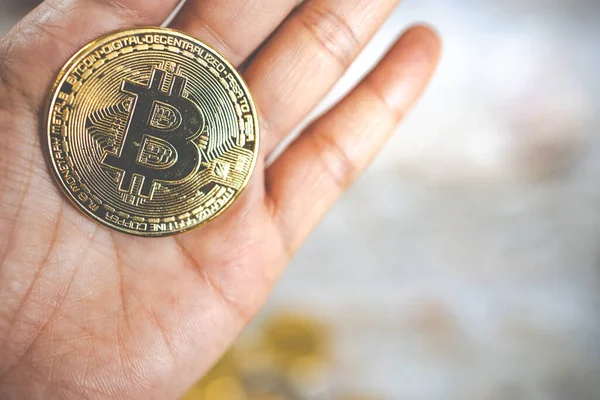 Elinde bitcoin sembolü olan bir altın sikkeyi kapat. Genç el kripto para, para dijital para, BTC.
