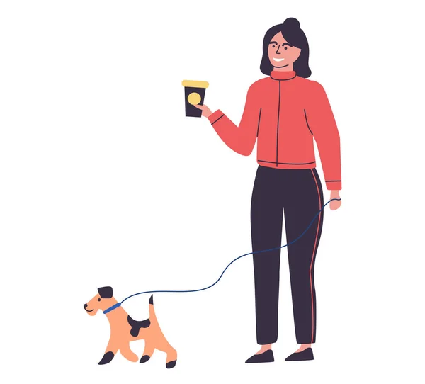 Jovem feliz andando com cachorro e xícara de café. Personagem feminina bebendo bebida quente ao ar livre —  Vetores de Stock