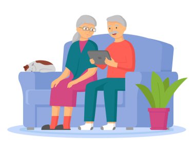 İnternette birlikte sörf yapan bir çift yaşlı adam ve kadın. Tablette video izleyen mutlu yaşlı çift.