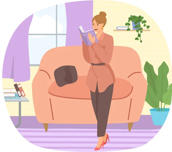 Mujer joven leyendo libro de pie cerca de pila de libros en la sala de estar, estudiando en casa — Archivo Imágenes Vectoriales