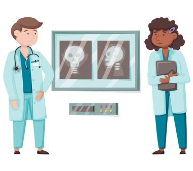 Doktor konferansı konsepti ve doktor klinikte insan kafasının röntgenini tartıştılar.