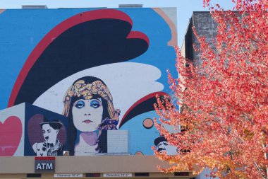 Elsinore Tiyatrosu 'nun arkasındaki Theatrical Heartscape duvar resmi. 