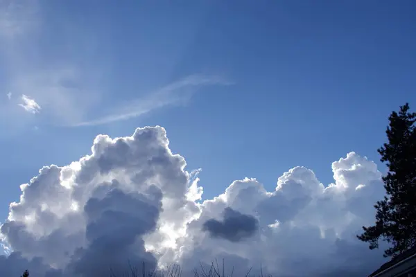 Blauer Himmel Mit Flauschigen Wolken Tagsüber — Stockfoto