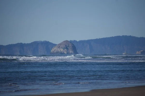 Grosses Vagues Avec Éclaboussures Eau Île Avec Forêt Sur Fond — Photo