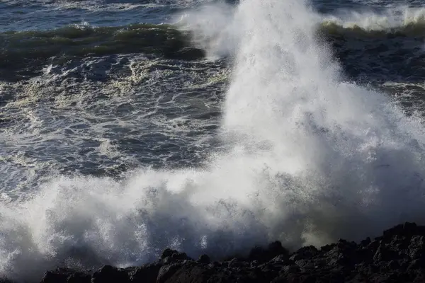 Volledige Beeld Van Grote Oceaan Golven Water Spatten — Stockfoto