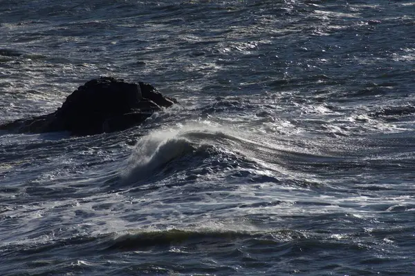 大きな海の波 水が飛び散る — ストック写真