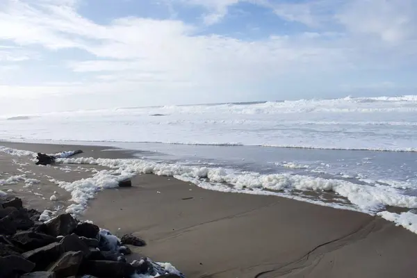 Sandy Beach Big Ocean Waves Water Splashes — Stock Photo, Image