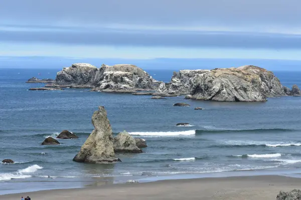 岩の海岸の美しい景色 — ストック写真