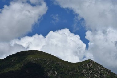 Güzel manzara, dağlar doğa ve bulutlu gökyüzü. 