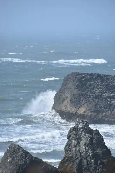 海岸からの巨大な岩の眺め — ストック写真