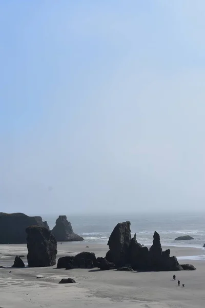 Вид Гигантские Скалы Берегу Моря — стоковое фото