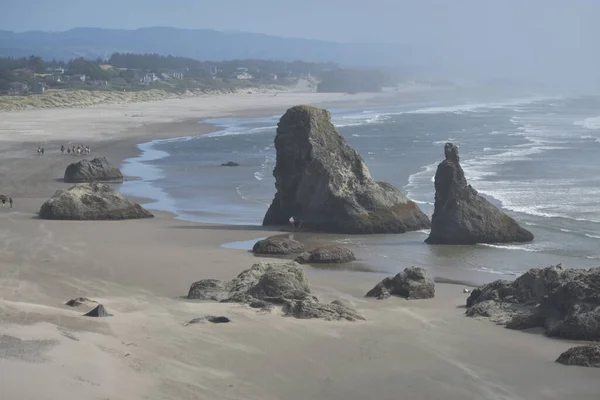 海岸からの巨大な岩の眺め — ストック写真