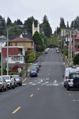 Küçük şehir, yolda arabalı evler. 