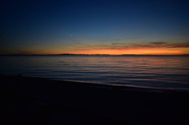 Deniz su üstünde güzel günbatımı gökyüzü 