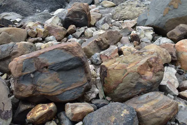 Farklı Boyutlardaki Taşlarla Kayalık Sahilin Ayrıntılı Görünümü — Stok fotoğraf