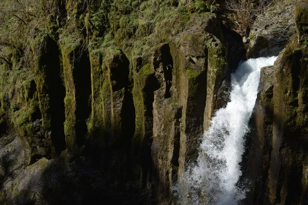 Hermosa Cascada Bosque Paisajes Montañas Salvajes — Foto de Stock