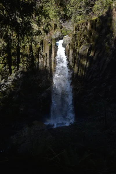 Bela Cachoeira Floresta Paisagens Montanhas Selvagens — Fotografia de Stock