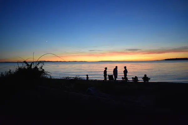 Силуэты Людей Пляже Время Восхода Солнца — стоковое фото