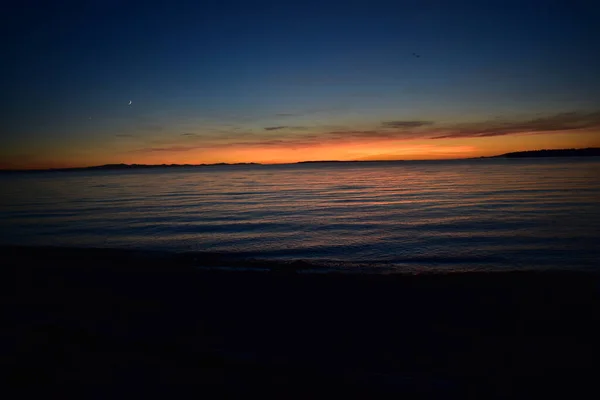 Закатное Небо Над Морской Водой — стоковое фото