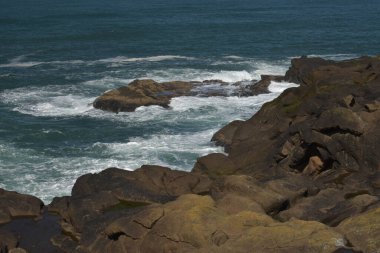 Okyanus suyundaki kayalık uçurumlar, manzaralı doğa