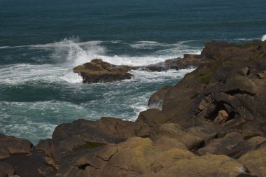 Okyanus suyundaki kayalık uçurumlar, manzaralı doğa