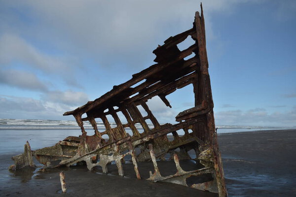 старая деревянная лодка на пляже 