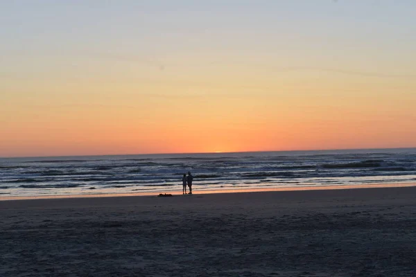 Zonsondergang Avondlucht Paar Het Strand Genieten Van Het Uitzicht — Stockfoto