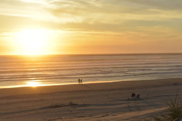 Vacker Solnedgång Himmel Över Havet Och Människor Silhuetter — Stockfoto