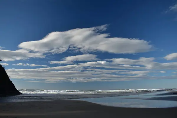 Céu Azul Com Nuvens Mar Praia — Fotografia de Stock