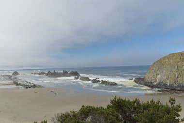 Kayalık kayalıkları olan manzaralı deniz. 