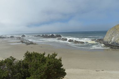 Kayalık kayalıkları olan manzaralı deniz. 