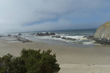 Kayalık kayalıkları olan manzaralı deniz. 