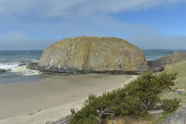 Kayalık Kayalıkları Olan Manzaralı Deniz — Stok fotoğraf