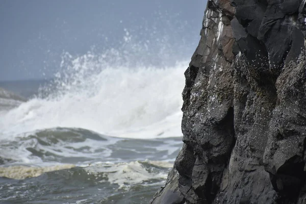 Kayalık Kayalıkları Büyük Dalgaları Olan Okyanus Manzarası — Stok fotoğraf
