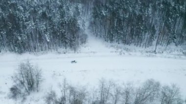 4 bin. Donmuş kış ormanında, sürüş arabasıyla yol. Havadan panoramik görünüm. 