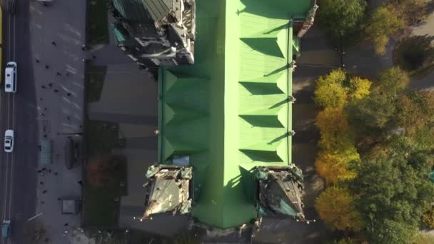 从空中俯瞰乌克兰利沃夫城的圣奥尔加教堂和伊丽莎白古老的哥特式神庙。无人侦察机飞越穹顶4k个地标、欧洲利沃夫市建筑的镜头 — 图库视频影像