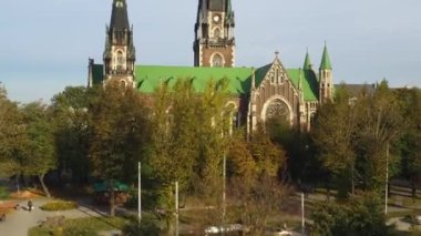 Ukrayna 'nın başkenti Lviv' deki tarihi Aziz Olga Kilisesi ve Elizabeth eski gotik tapınağı. Kubbe üzerinde İHA ile uçmak. Avrupa Lviv şehrinin tarihi ve mimarisinin 4k görüntüsü