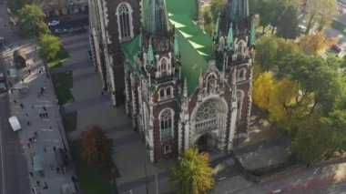 Ukrayna 'nın başkenti Lviv' deki tarihi Aziz Olga Kilisesi ve Elizabeth eski gotik tapınağı. Kubbe üzerinde İHA ile uçmak. Avrupa Lviv şehrinin tarihi ve mimarisinin 4k görüntüsü