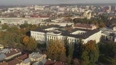 Şehir manzarası ve Polytechnic University Lviv Ukrayna 'nın ana binaları. Merkezi giriş. Yeşil çimenler ve ağaçlar. Mimari.