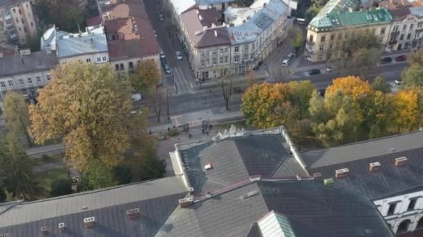 Vista aérea da paisagem urbana e os principais edifícios da Universidade Politécnica Lviv Ucrânia. Entrada central. Relvados verdes e árvores. Arquitetura. — Vídeo de Stock