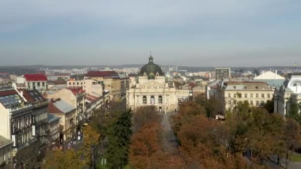 Vista aérea al Teatro de Ópera y Ballet y al centro histórico de Lviv, Ucrania — Vídeos de Stock