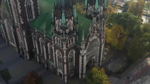 Vista aérea de la histórica Iglesia de los Santos Olga y Elizabeth antiguo templo gótico en la ciudad de Lviv, Ucrania. Volando con un dron sobre la cúpula. 4k metraje de monumentos, arquitectura de la ciudad europea de Lviv — Vídeos de Stock