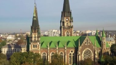 Ukrayna 'nın başkenti Lviv' deki tarihi Aziz Olga Kilisesi ve Elizabeth eski gotik tapınağı. Kubbe üzerinde İHA ile uçmak. Avrupa Lviv şehrinin tarihi ve mimarisinin 4k görüntüsü