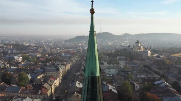 Αεροφωτογραφία του ιστορικού κέντρου και της εκκλησίας των Αγίων Όλγα και Ελισάβετ παλιό γοτθικό ναό στην πόλη Lviv, Ουκρανία. Πετώντας με drone πάνω από θόλο. 4k πλάνα από ορόσημα, αρχιτεκτονική της ευρωπαϊκής πόλης Lviv — Αρχείο Βίντεο