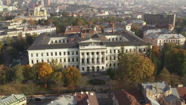 从空中俯瞰利沃夫乌克兰理工大学的城市景观和主要建筑。中央入口绿色的草坪和树木。建筑. — 图库视频影像
