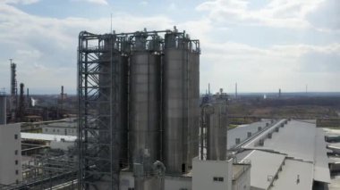 Kimyasal işleme tesisi. Modern yüksek teknoloji üretiminin havadan görünüşü. Dev bir kimyasal tesis. Büyük bir petrol rafinerisi. Tesisin boruları ve damıtması var.. 